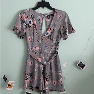 Cute floral romper!!